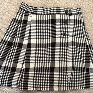 Chic Plaid A-Line Skirt in Black and White